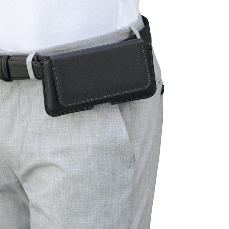 Hombre de negocios portando a la cintura una funda para celular sujeta al cinturon