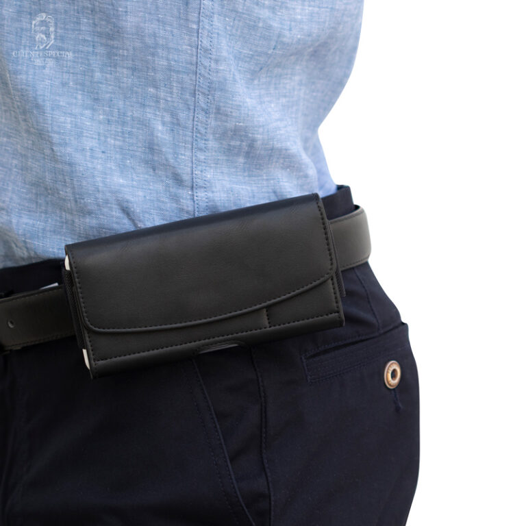 Modelo de perfil con ropa formal portando en el cinturon la cubierta con clip de cinto para smartphone